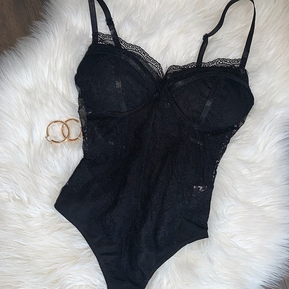 Fashion Nova Tops - Fashion nova lace bodysuit 🖤